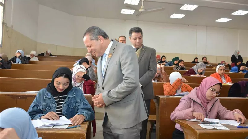 رئيس جامعة دمياط يتفقد لجان إمتحانات التيرم الأول بالكليات