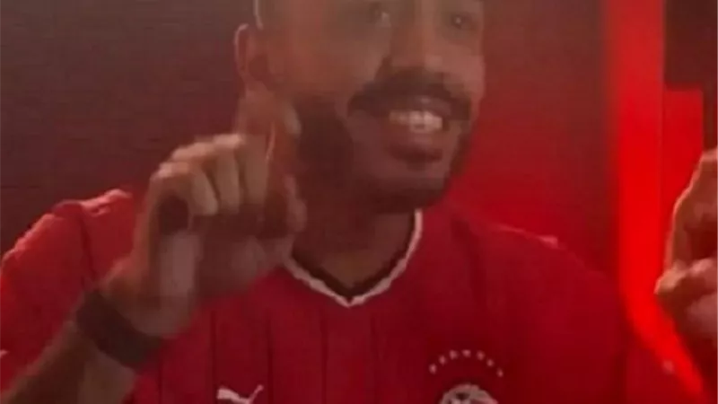 بحركته الشهيرة.. كهربا في جلسة تصوير منتخب مصر