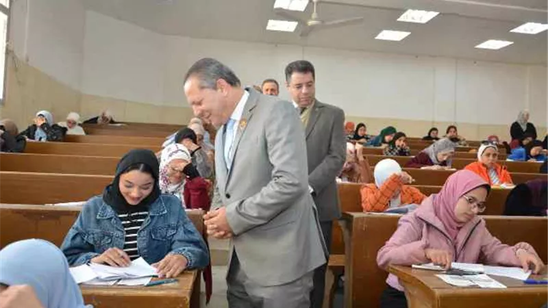 رئيس جامعة دمياط يتفقد لجان إمتحانات التيرم الأول بالكليات