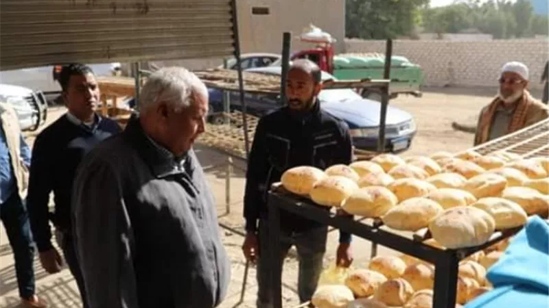 محافظ الوادي يكافئ العاملين بمخبز في الخارجة