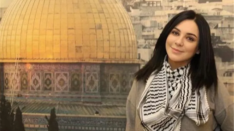 سلاف فواخرجي بجانب المسجد الأقصى:عندما تسكنك فلسطين وتكسوك العزة