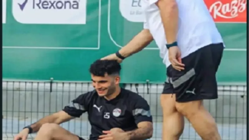 فيتوريا يمازح نجم الزمالك فى تدريبات المنتخب