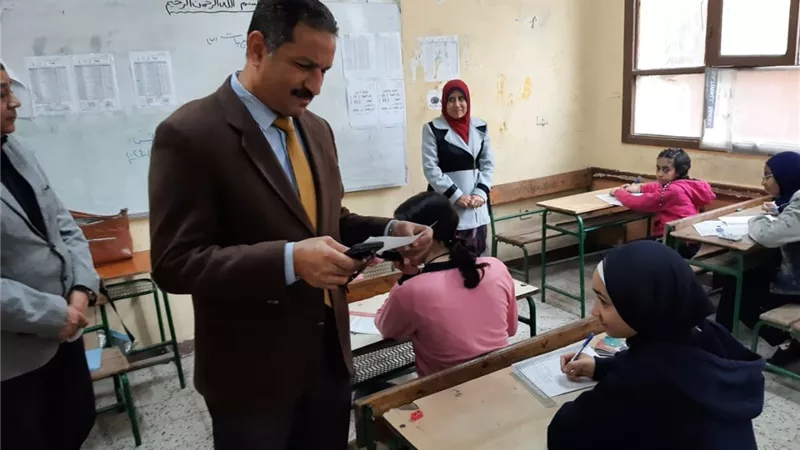 وكيل تعليم الجيزة يتفقد امتحانات الترم الأول بإدارتي شمال الجيزة