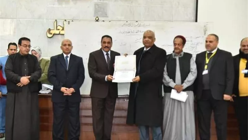 محافظ مطروح يكرم القائمين على القوافل التعليمية للشهادة الاعدادية
