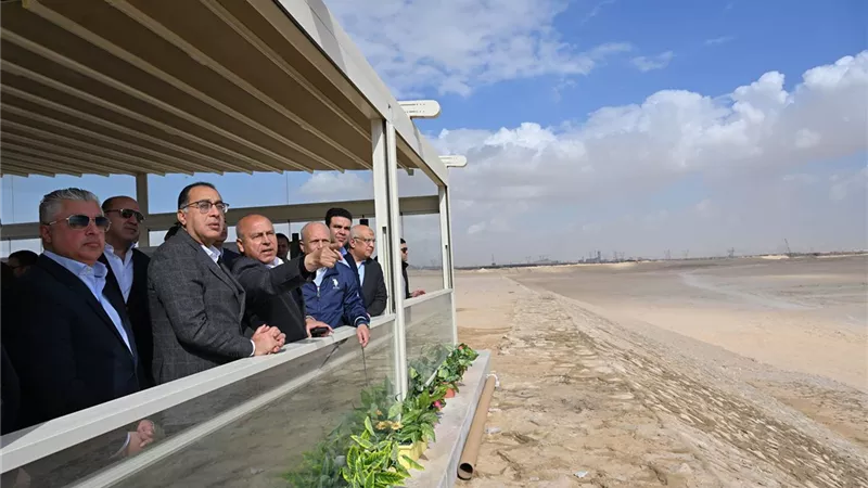 رئيس الوزاء يتفقد أعمال تطوير ميناء السخنة