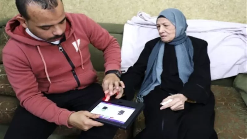 مامورية إنسانية من الاحول المدنية لإستخراج بطاقة لعجوز بالجيزة