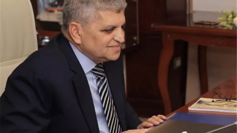 الفريق ربيع يتابع سياسات الابحار في قناة السويس مع مجموعة 