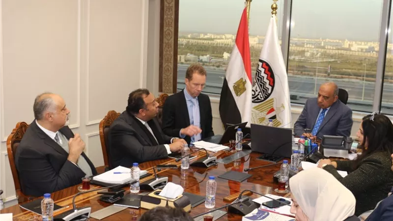 وزير قطاع الأعمال يبحث مع وفد البنك الدولي سبل التعاون المشترك