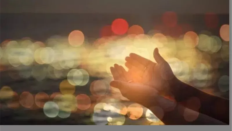 بين جناحى الخوف والرجاء نسألك يا الله ان تجعلنا ممن لاذ بك فأجرته