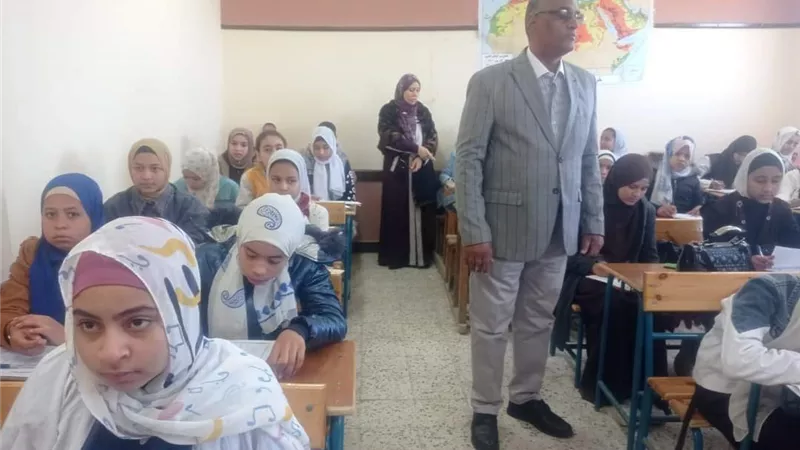 مدير تعليم المنيا يتفقد لجان الامتحانات بمدارس أبو قرقاص