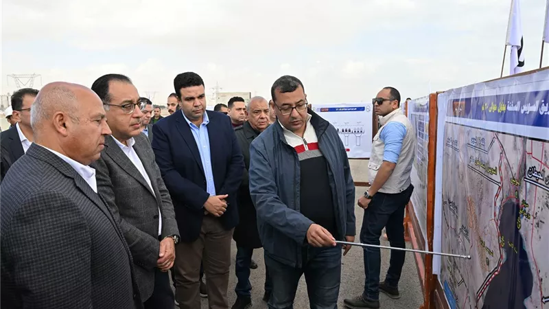 رئيس الوزراء يتفقد أعمال تطوير ورفع كفاءة طريق السويس - السخنة