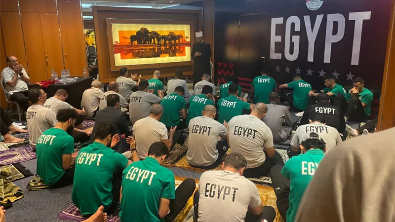المنتخب يؤدي صلاة الجمعة بفندق الإقامة