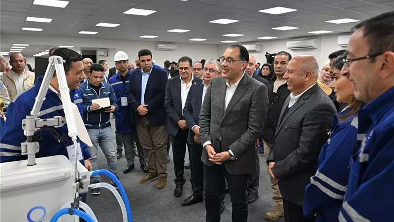 رئيس الوزراء يتفقد مجموعة شركات للحديد بالسخنة