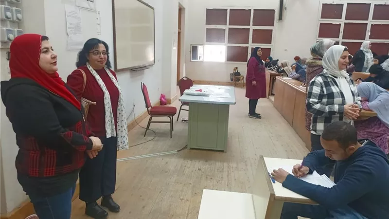 عميد آداب القاهرة تتفقد لجان امتحانات الفصل الدراسي الأول