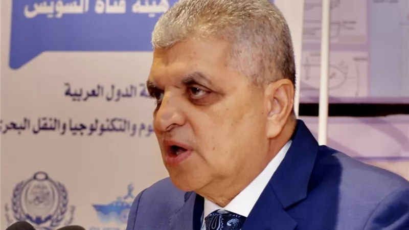 قناة السويس تنفي تعليق حركة الملاحة بسبب الاوضاع بالبحر الأحمر