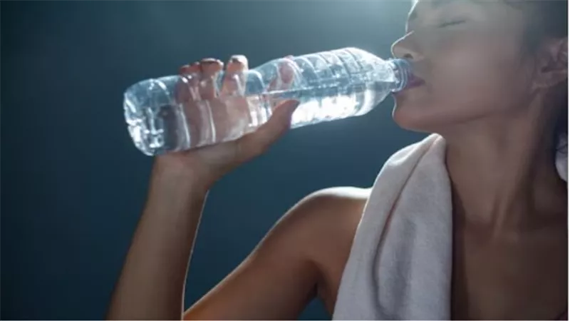 نصائح لضبط كمية المياه التي يجب أن تشربها كل يوم