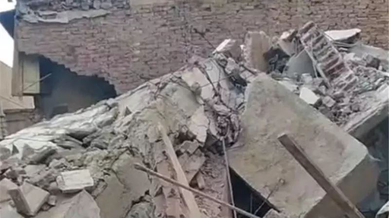 انهيار منزل من 3 طوابق في سفلاق بسوهاج