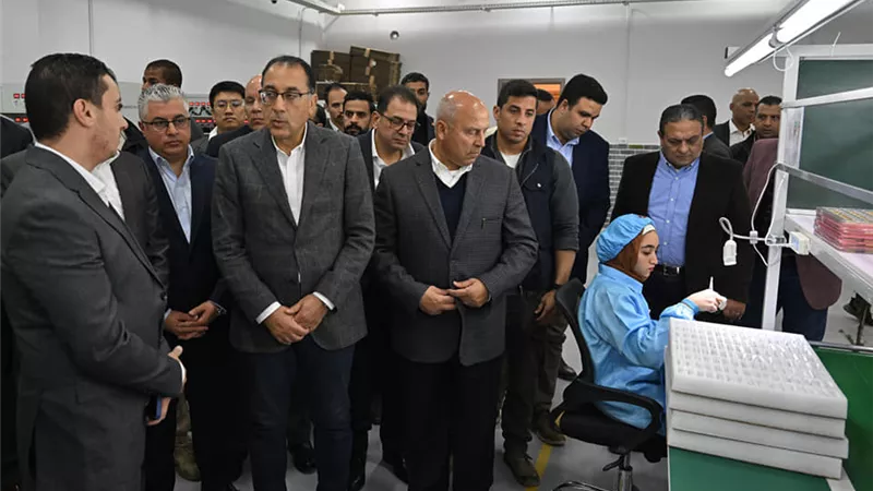 مدبولي يتفقد خط إنتاج السماعات اللاسلكية وخط إنتاج الموبايلات