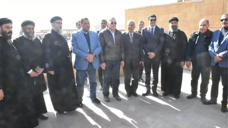 آمنة و غراب يتفقدان معرض أيادى مصر للحرف اليدوية