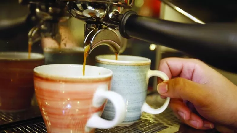 5 خطوات للتخلص من رعشة اليد بعد شرب القهوة..تعرف عليها