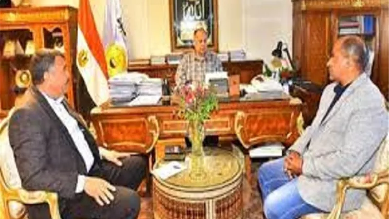 محافظ أسيوط يناقش جهود ترشيد استهلاك الكهرباءD بالقرى والمراكز