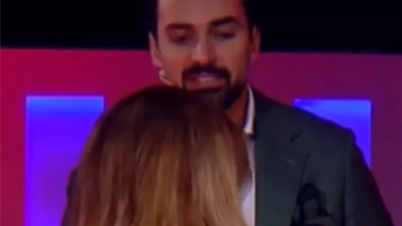 معجب يتقد للزواج من نوال الزغبى على الهواء