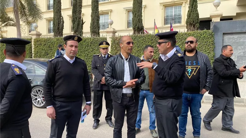 الإسكان: إزالة الأسوار المتعدية على محور عباس العقاد ومخالفات بناء بالقاهرة الجديدة