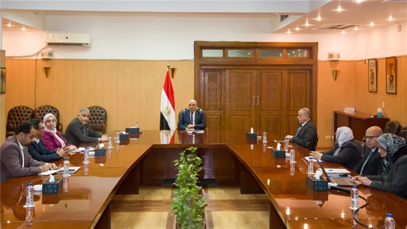وزير الري يبحث خطة الصيانة الوقائية للتغطيات على الترع والمصارف