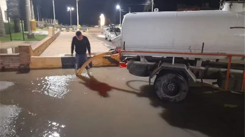 رفع مياه الأمطار من شوارع وميادين مصيف بلطيم