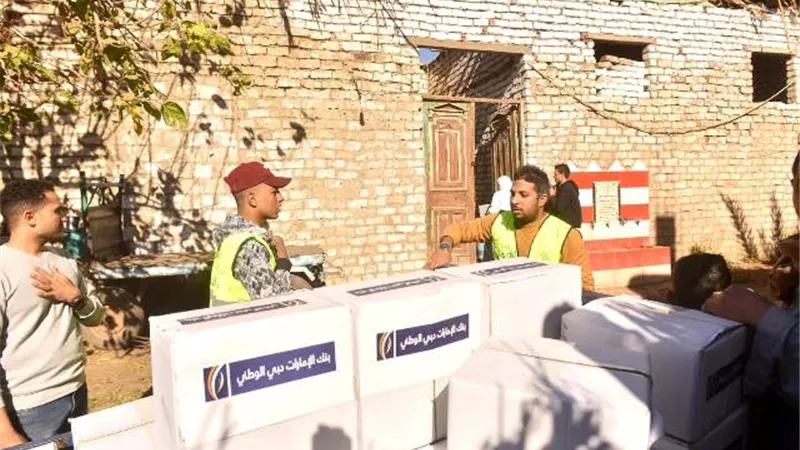 توزيع كراتين مواد غذائية على الاسر الأولى بالرعاية ببنى سويف