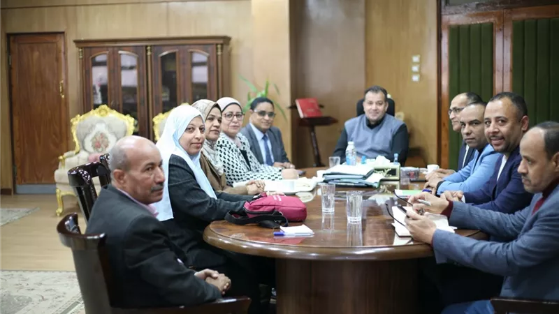 د عكاوى يبحث المشروعات التطويرية بالمستشفيات الجامعية