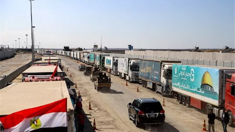 معبر رفح يفتح أبوابه لدخول المساعدات إلى غزة واستقبال المصابين