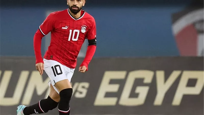 قبل ضربة البداية أمام موزمبيق.. اتحاد الكرة يحتفي بهداف منتخب مصر