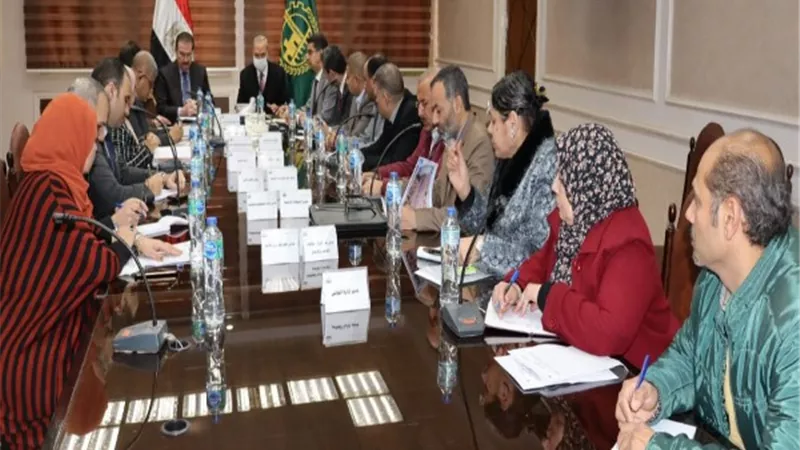 محافظ القليوبية يبحث إنشاء ٢ كوبري مشاة بحي شرق شبرا الخيمة