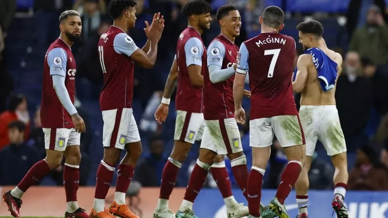 أستون فيلا يفرط في صدارة الدوري الإنجليزي بالتعادل أمام إيفرتون