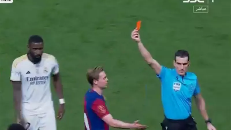 شاهد.. لحظة طرد رونالد أراوخو لاعب برشلونة أمام ريال مدريد
