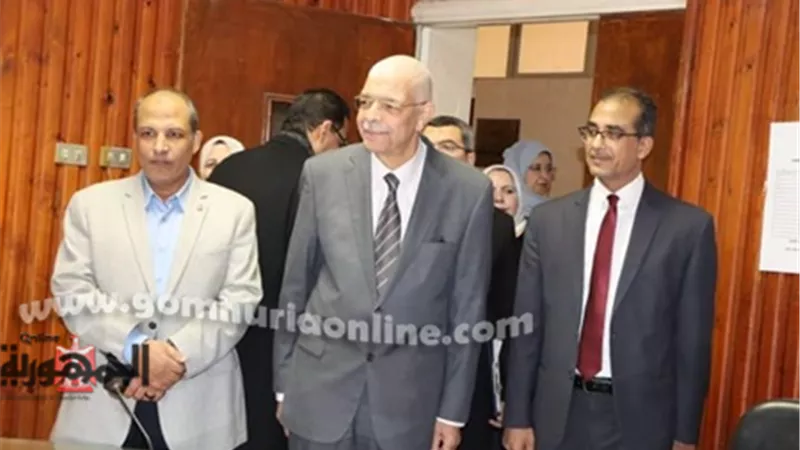 رئيس جامعة المنوفية يشيد بلجان الإمتحانات بكلية الآداب