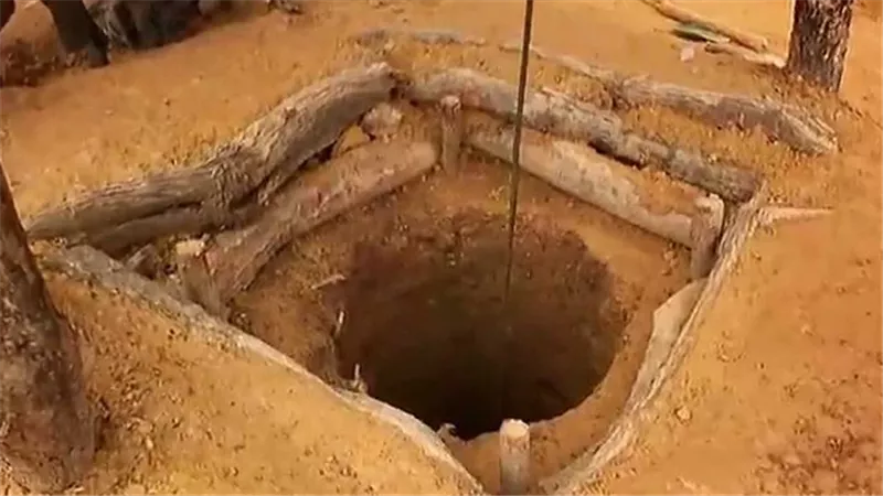 حلم الذهب يتبخر داخل بئر عميق