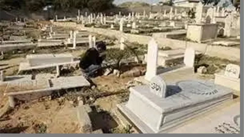 اعرف الصح فى تلقين الميت وقراءة القرآن عند القبر