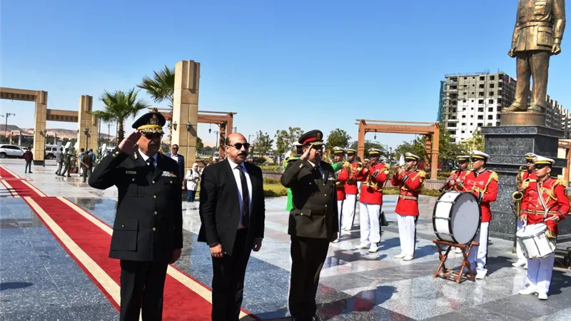 محافظ أسوان يضع إكليل الزهور على النصب التذكارى في العيد القومي