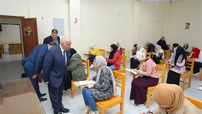 عاطف يتفقد سير الامتحانات بكليتى الحاسبات والطفولة المبكرة
