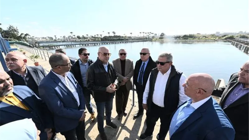 وزير الإسكان يتابع سير العمل بمحطة تنقية مياه شرب 