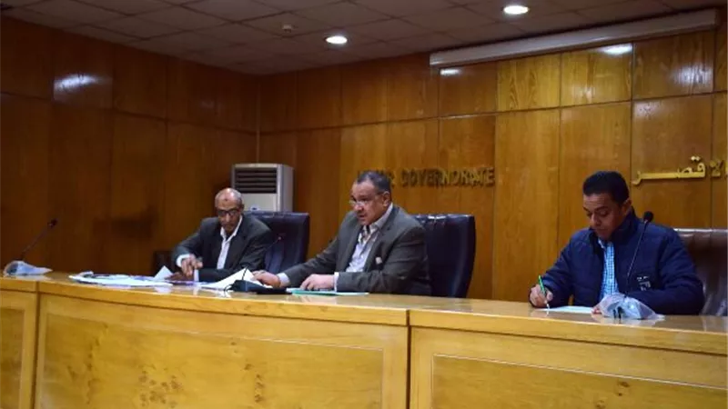 سكرتير عام الأقصر يلتقى المواطنين لحل مشكلاتهم فى اليوم المفتوح