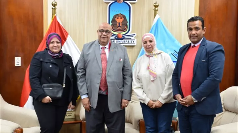 محمد حسين يستقبل مدير مشروع مراكز التطويرالمهنى بالجامعةالأمريكية
