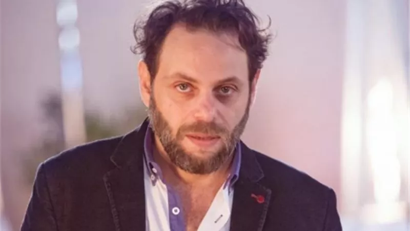 مخرج شهير يبكى على الهواء بعد انفصاله عن زوجته