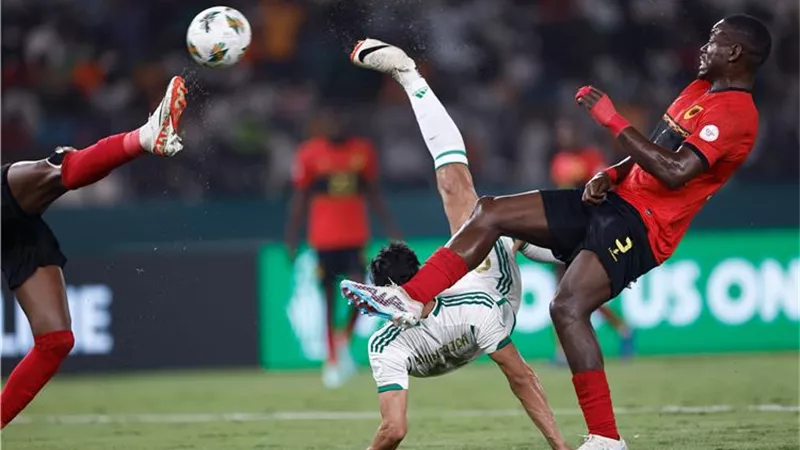 نجم الدورى المصرى يقود انجولا للتعادل أمام الجزائر بكأس الأمم - شاهد