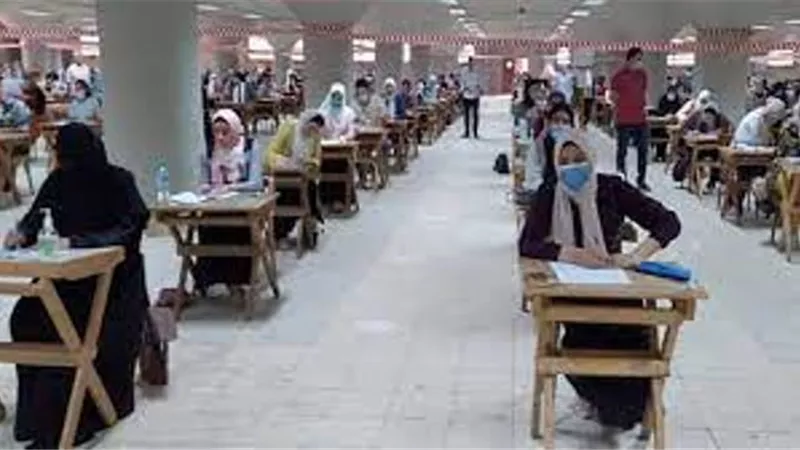 للحب حدود .. شاب يتنكر ليحل محل حبيبته في الامتحانات.. صور