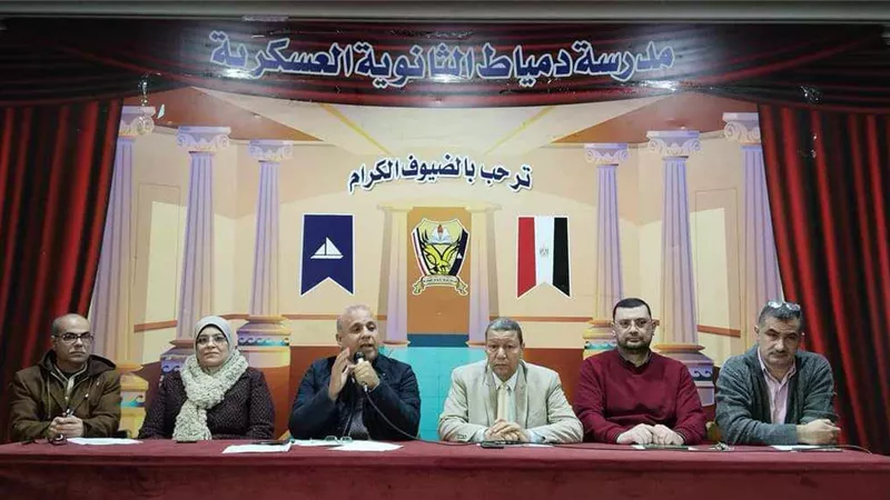 وكيل تعليم دمياط يجتمع برؤساء لجان الإعدادية ويشدد على الإنضباط
