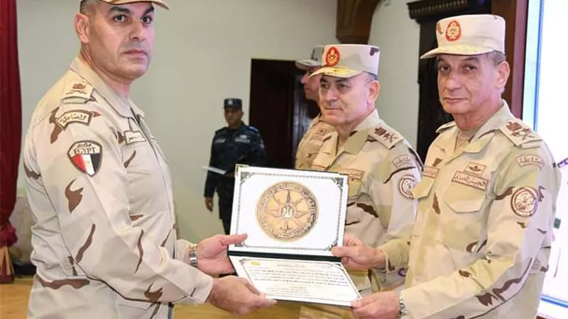 وزير الدفاع يلتقى عددًا من قادة وضباط القوات المسلحة