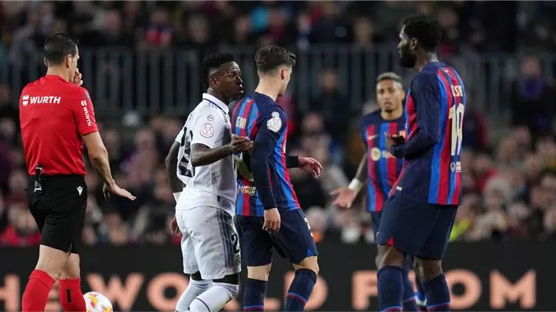 نجم برشلونة مهددا بضرب فينيسيوس: سأحطم وجهه